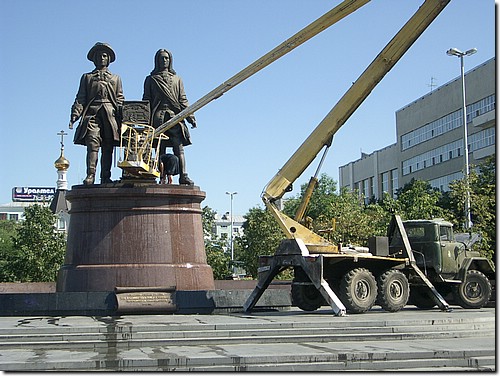 IMGP0483_ekat monument of genin + tatischev city founders.JPG