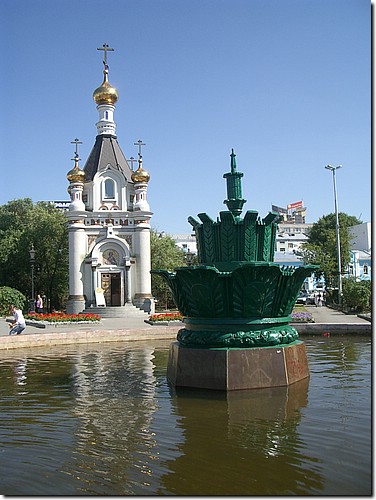 IMGP0485_ekat stone flower fountain in square of labor + church.JPG